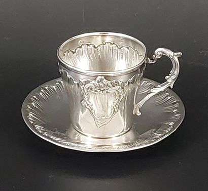 TASSE ET SA SOUS-TASSE en argent

Poinçon...