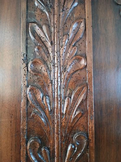 GERMAN BONNETIERE in molded and carved natural...