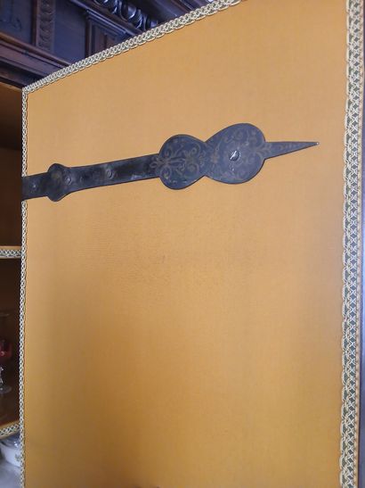 GERMAN BONNETIERE in molded and carved natural...