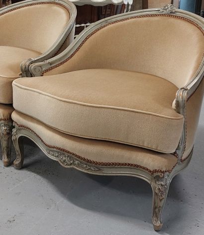 PAIR OF LOW-BACKED SHEEPBEDS in molded and...