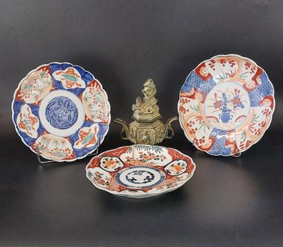IMARI

Trois assiettes en porcelaine d'Imari...