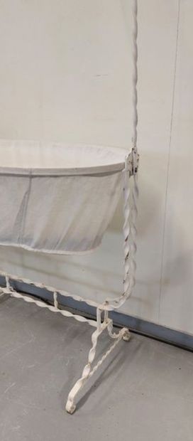 White-painted iron BERCEAU
H : 175 cm L :...