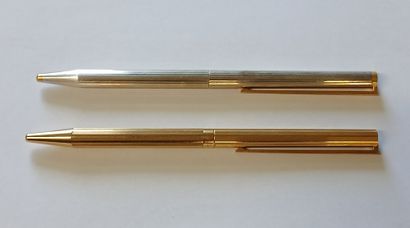 DUPONT

Deux stylos billes en métal, l'un...