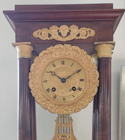PENDULE en acajou et placage d'acajou, quatre...