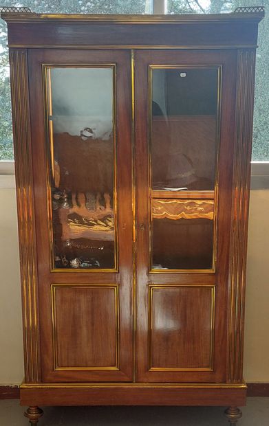 VITRINE in mahogany and mahogany veneer opening...