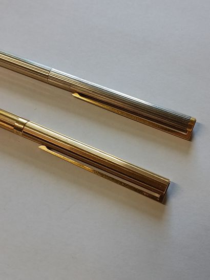 DUPONT

Deux stylos billes en métal, l'un...