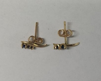 PAIRE DE BOUCLES D'OREILLES en or 18K et...