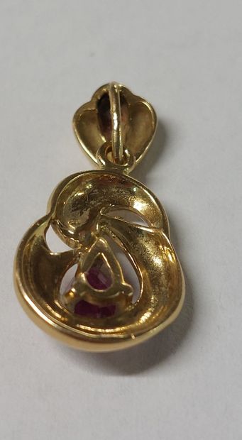 Pendant in 18K yellow gold set with a pear-cut...
