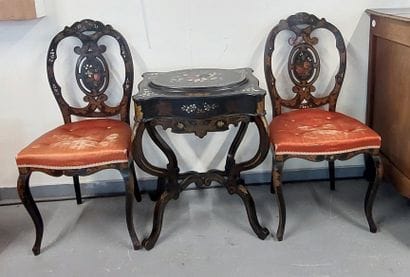 LITTLE TRAVAILER in blackened wood with floral...
