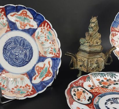 IMARI

Trois assiettes en porcelaine d'Imari...
