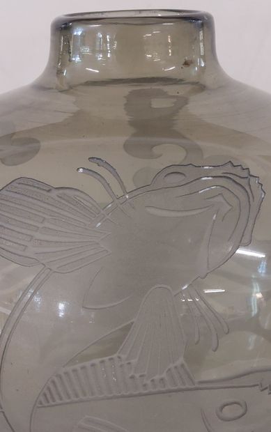 VASE ART DECO en verre pressé moulé à décor...