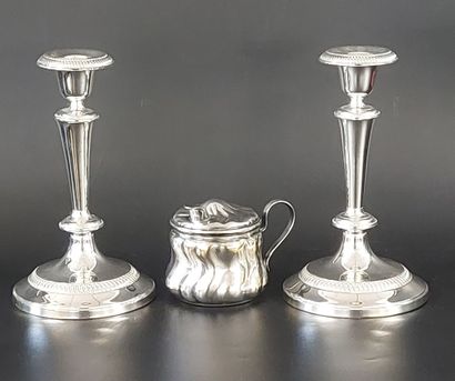 PAIRE DE BOUGEOIRS en métal argenté

H :...