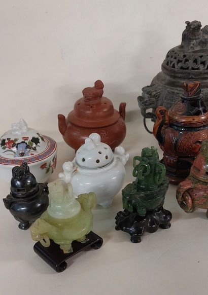 CHINA AND JAPAN

Collection of 18 perfume...