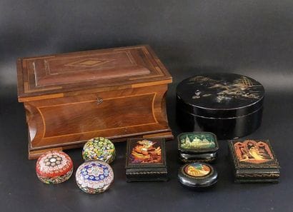 SET OF BOXES in lacquered wood decorated...