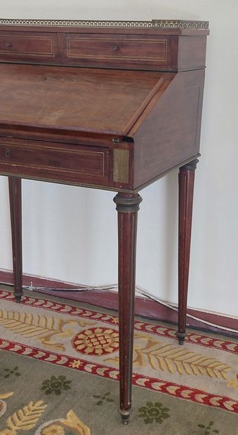 PENTE DESK in mahogany and mahogany veneer...