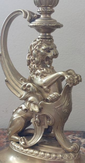 PAIRE DE BOUGEOIRS in gilded and chased bronze...
