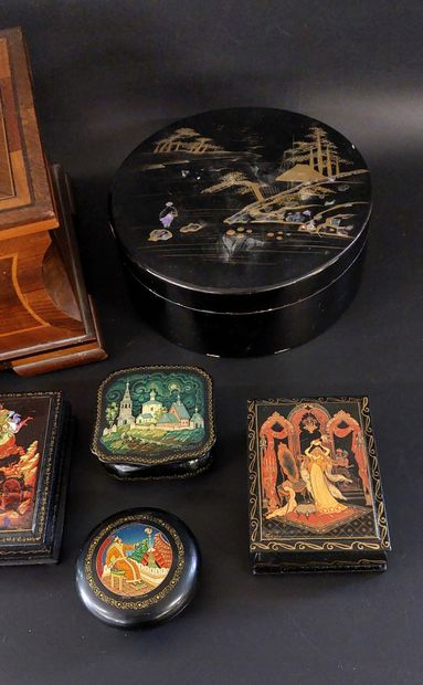 SET OF BOXES in lacquered wood decorated...