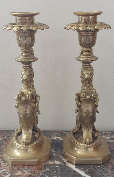 PAIRE DE BOUGEOIRS in gilded and chased bronze...