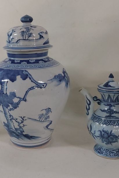 CHINE

- un pot couvert en porcelaine à décor...