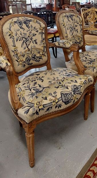 PAIR OF ARMCHAIRS in natural wood, fluted...