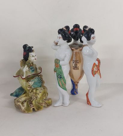 JAPAN

Three geisha vase in Kobe Maruni porcelain...