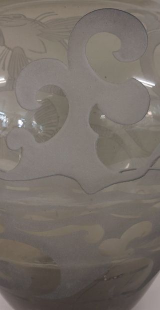 VASE ART DECO en verre pressé moulé à décor...
