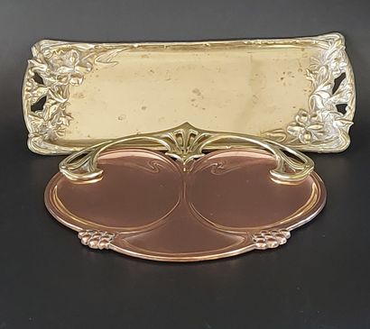DEUX PETITS PLATEAUX Art Nouveau en laiton...