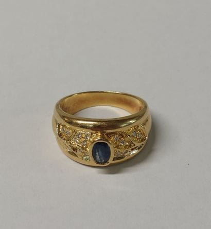 18K yellow gold ring centered on an oval...