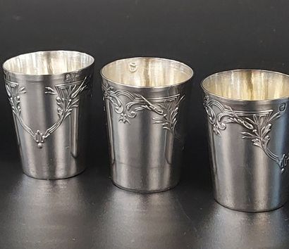 SIX GOBELETS A LIQUEUR en argent

Poinçon...