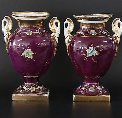 PAIR OF VASES in porcelain of Paris decorated...