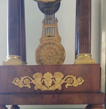 PENDULE en acajou et placage d'acajou, quatre...