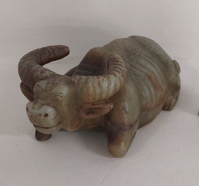 LOT including : 

- a buffalo in hard stone

-...