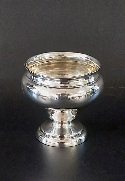 PETITE COUPE en argent anglais

H : 9 cm...
