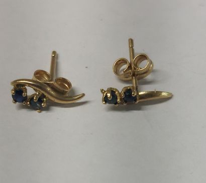 PAIRE DE BOUCLES D'OREILLES en or 18K et...