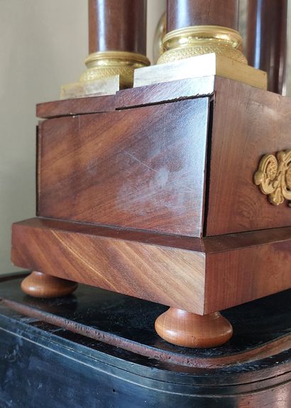 PENDULE en acajou et placage d'acajou, quatre...