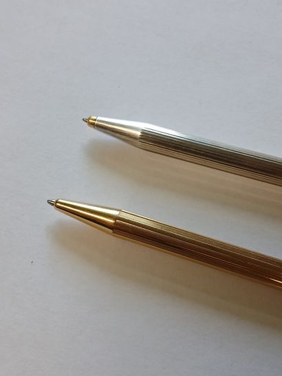 DUPONT

Deux stylos billes en métal, l'un...