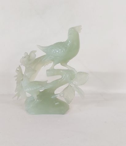 CHINE

Groupe en jade à décor d'oiseaux branchés

H...