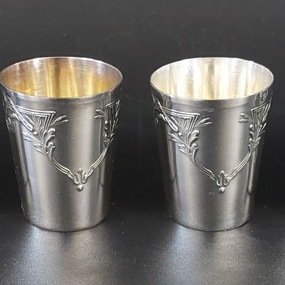 SIX GOBELETS A LIQUEUR en argent

Poinçon...