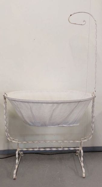 White-painted iron BERCEAU
H : 175 cm L :...