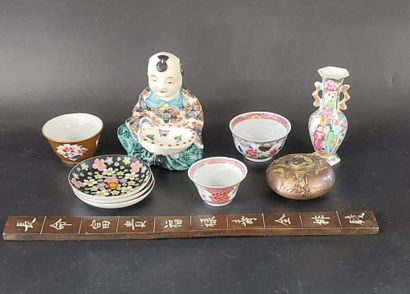 CHINA

Lot including a saleron, small bowls,...