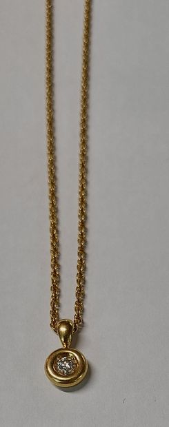 Round pendant in 18K yellow gold with small...