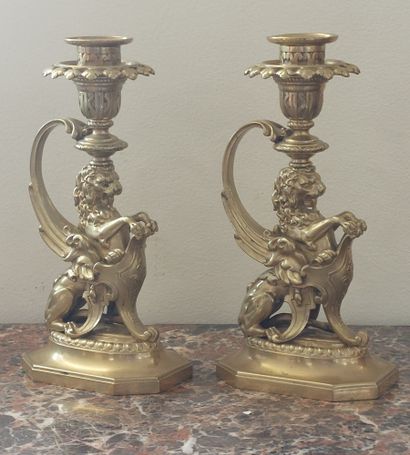 PAIRE DE BOUGEOIRS in gilded and chased bronze...