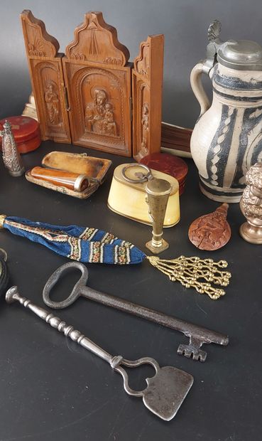 LOT OF WINDOW OBJECTS including 

small bronze...