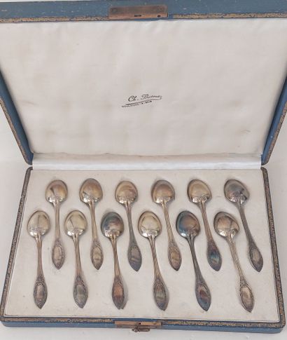 SUITE DE 12 PETITES CUILLERES en argent

Poinçon...