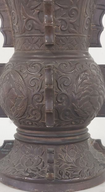 Japan, Meiji period (1868-1912)

Bronze vase...