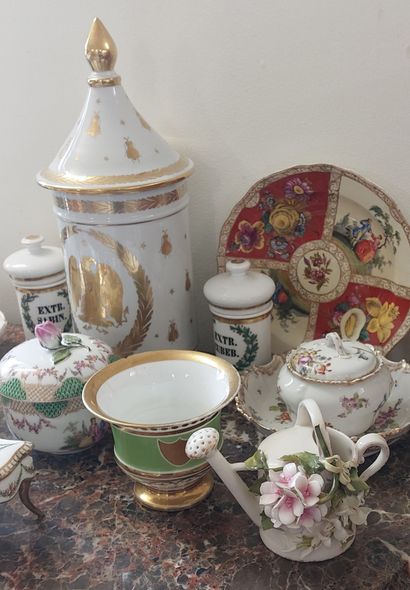 LOT of porcelain objects including:

- medicine...