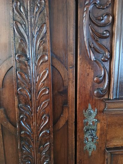 GERMAN BONNETIERE in molded and carved natural...
