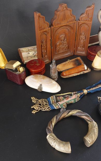 LOT OF WINDOW OBJECTS including 

small bronze...