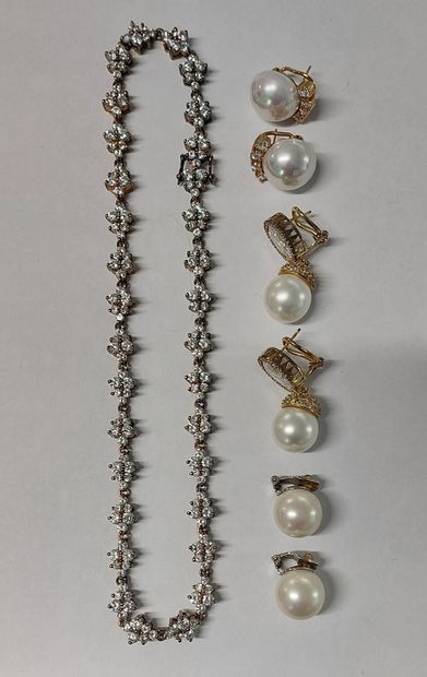 LOT DE BIJOUX FANTAISIE

Colliers, boucles...