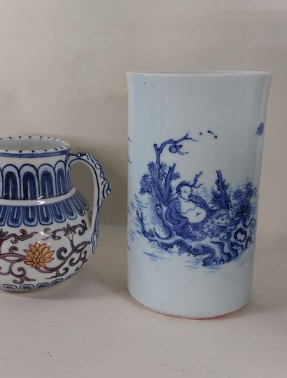 CHINE

- un cache-pot en porcelaine

- un...